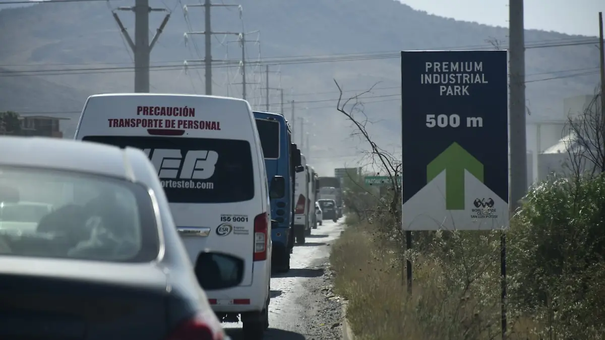 vialidades de la zona industrial en malas condiciones_